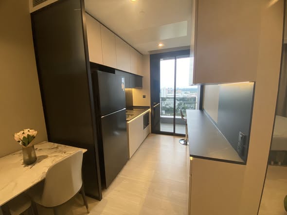 room interior and bathroom of THE ROOM SUKHUMVIT 38 | เดอะรูม สุขุมวิท 38