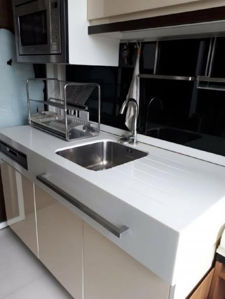 bathroom and kitchen of The Room Sukhumvit 62