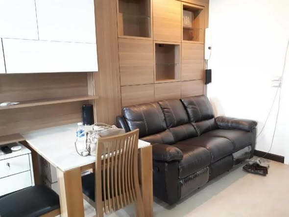 living room of The Room Sukhumvit 62