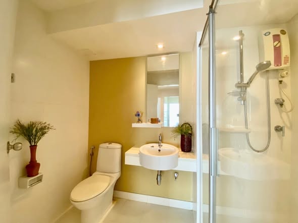 bathroom of The Room Sukhumvit 79