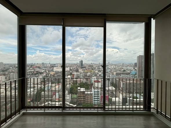 The Room Wongwian Yai