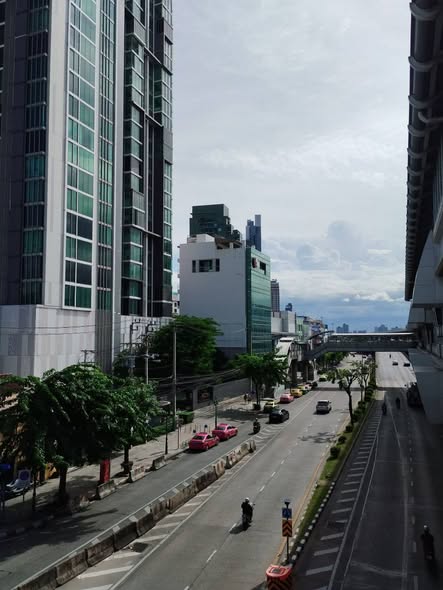 The Room Wongwian Yai