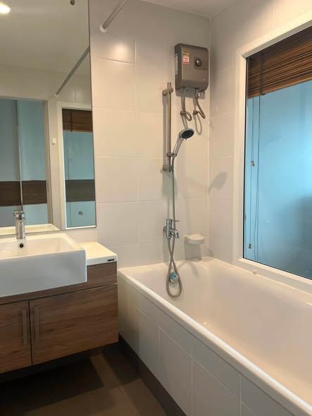 room interior and bathroom of The Seed Mingle