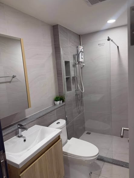 room interior and bathroom of The Stage Mindscape Ratchada-Huai Khwang
