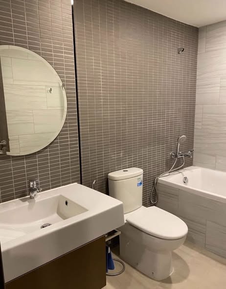 bathroom of The TEAK Sukhumvit 39
