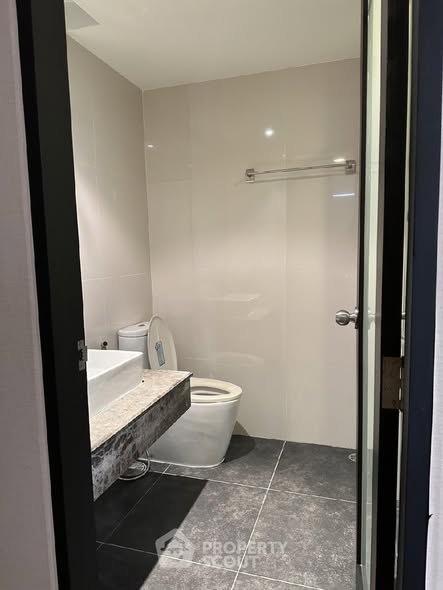 room interior and bathroom of The Tempo Ruamrudee