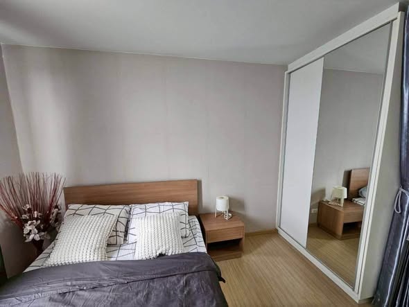 bedroom and room interior of The Tree On nut Station