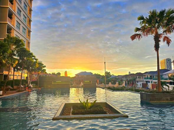 pool of The Trust Condo South Pattaya