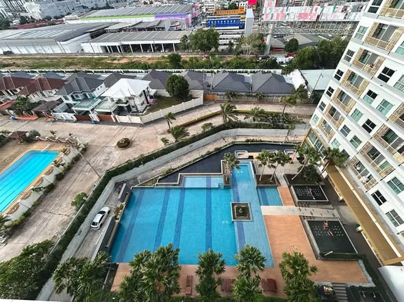 pool of The Trust Condo South Pattaya