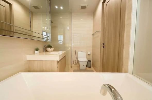 bathroom of THE XXXIX