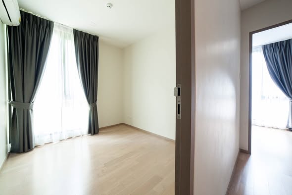 bedroom and room interior of Thong Lo