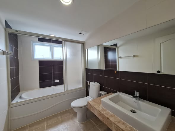 bathroom of Thru Thong Lor