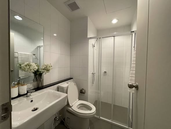 bathroom of UNiO Sukhumvit 72