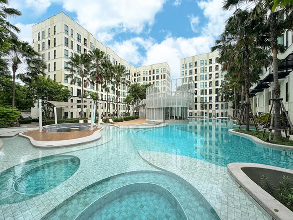pool of Unio Sukhumvit 72 Phase 2 Building A