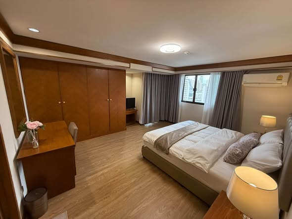 bedroom of United Tower Thong Lor