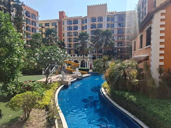 pool of Venetian Signature Condo Resort Pattaya