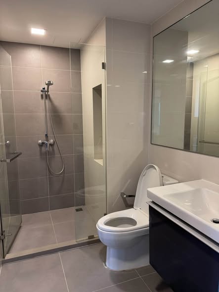 room interior and bathroom of Venio Sukhumvit 10