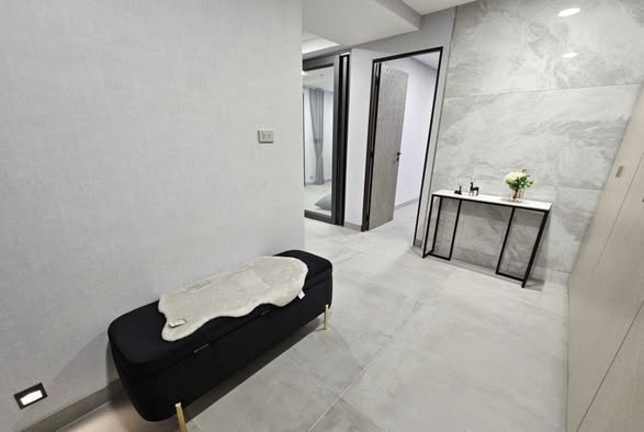 bedroom and bathroom of Waterford Diamond Tower