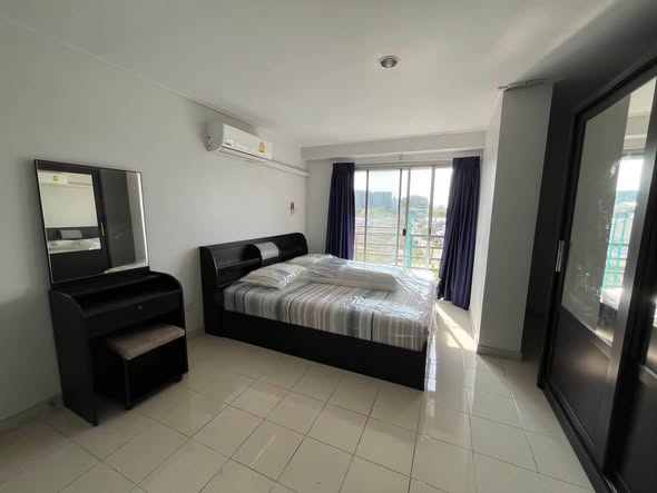 bedroom of Waterford Park Rama 4