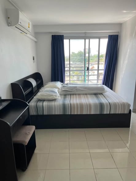 bedroom of Waterford Park Rama 4