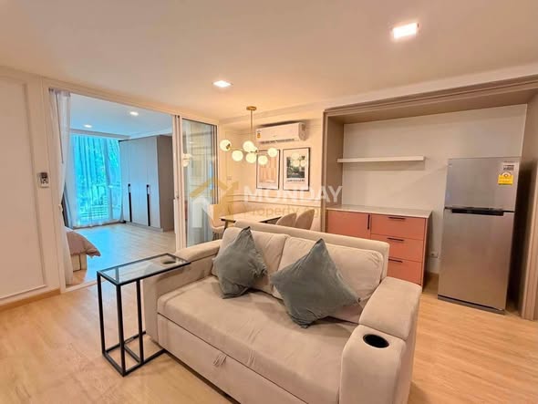 living room and bedroom of Waterford Sukhumvit 50