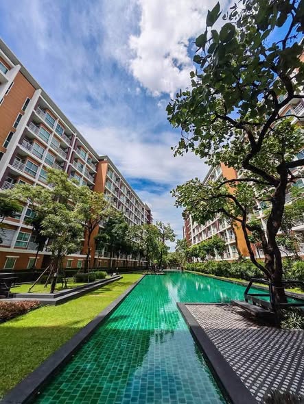pool of We Condo