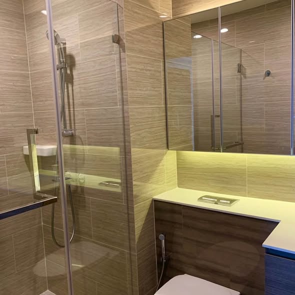 room interior and bathroom of Whizdom Essence Sukhumvit วิสซ์ดอม เอสเซ้นส์ สุขุมวิท