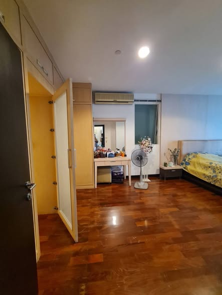 bedroom of Wilshire Condominium