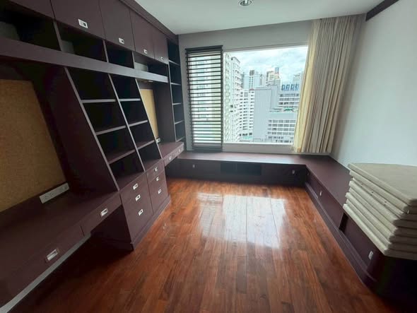 bedroom of Wilshire Condominium