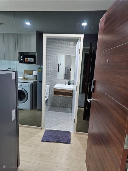 room interior and bathroom of Wynn Condo Phahon Yothin 52