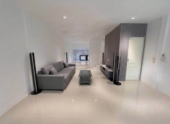 living room of ขายทาวน์โฮม สูง 2 ชั้น พื้นที่ 20 ตร.ว. 3 นอน 2 น้ำ 1 ครัว เดอะเมโทร รัตนาธิเบศร์