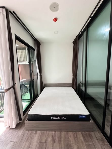 bedroom and room interior of บราวน์ คอนโด รัชดา 32