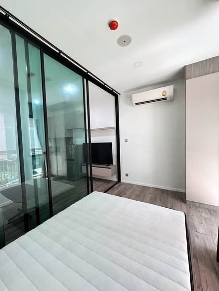 bedroom and room interior of บราวน์ คอนโด รัชดา 32