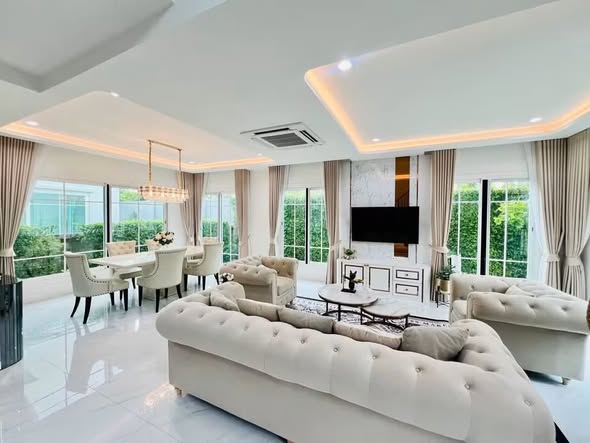 living room and bedroom of แกรนดิโอ บางนา กม.5