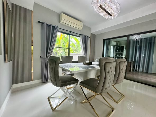 room interior of มัณฑนา บางนา กม 7