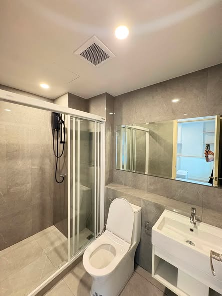 room interior and bathroom of บลู สุขุมวิท 89 | blue Sukhumvit 89