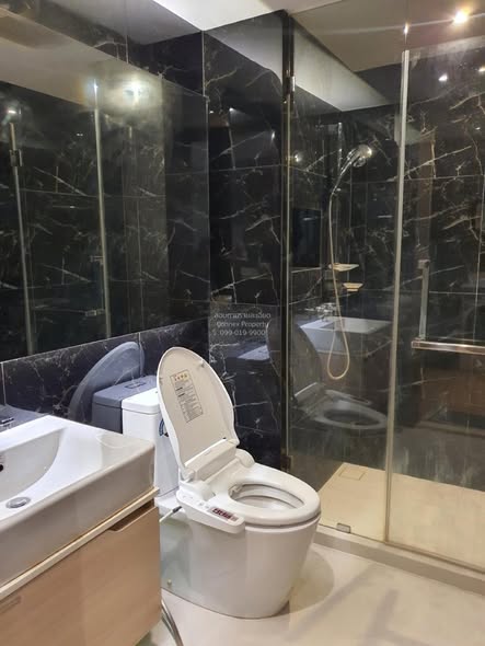 bathroom of Altitude Sam Yan – Si Lom