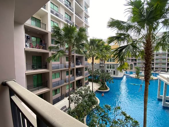 pool of Arcadia Beach Continental