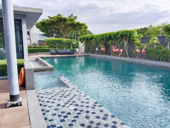 pool of Areeya Mandarina Sukhumvit 77
