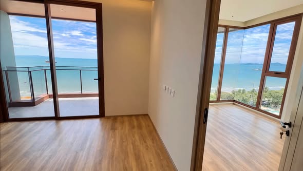 room interior of AROM JOMTIEN