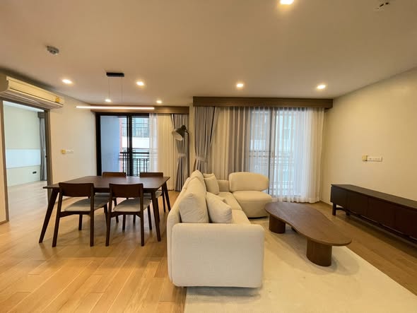 living room of art @ Thong Lo
