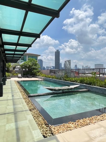 pool of art @ Thong Lo