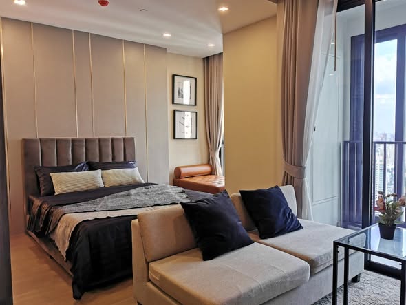bedroom of Ashton Asoke