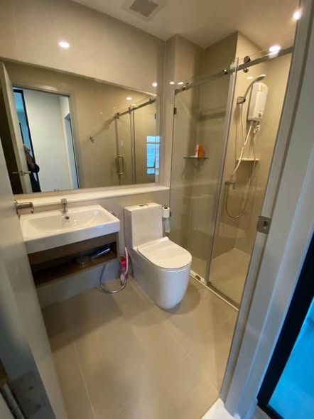 bathroom of Aspire Asoke-Ratchada