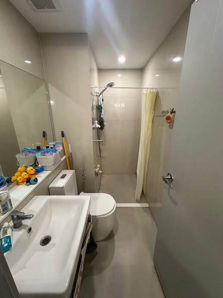 bathroom of Aspire Asoke-Ratchada