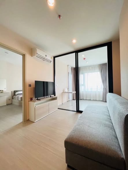 living room and bedroom of แอสปาย เอราวัณ ไพร์ม Aspire Erawan Prime