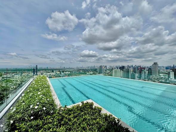 pool of Aspire Onnut Station