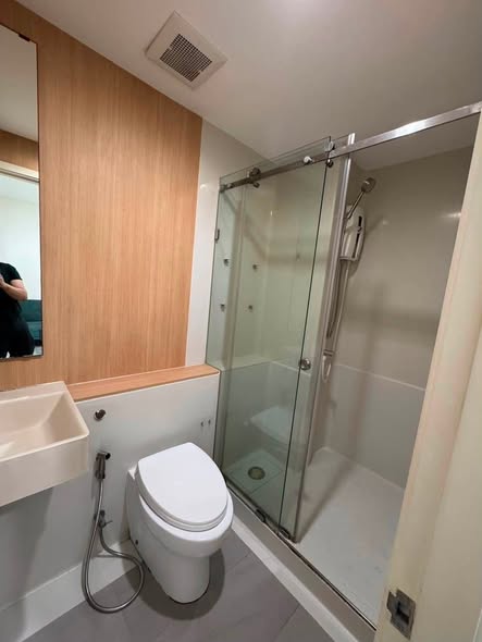 room interior and bathroom of Aspire Sathorn – Tha Phra