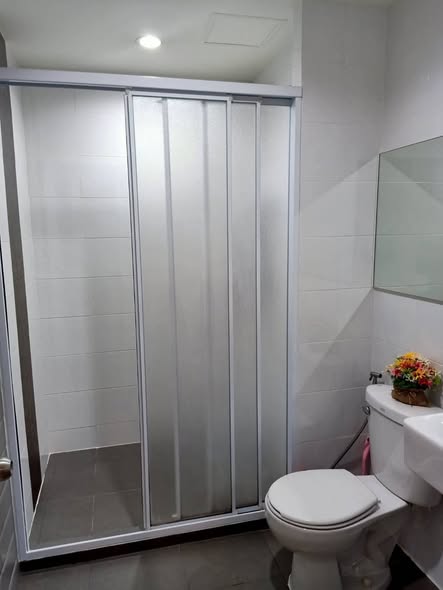 room interior and bathroom of Aspire Sukhumvit 48
