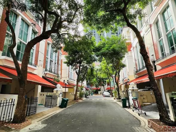 Baan klang Krung (British Town – Thonglor)